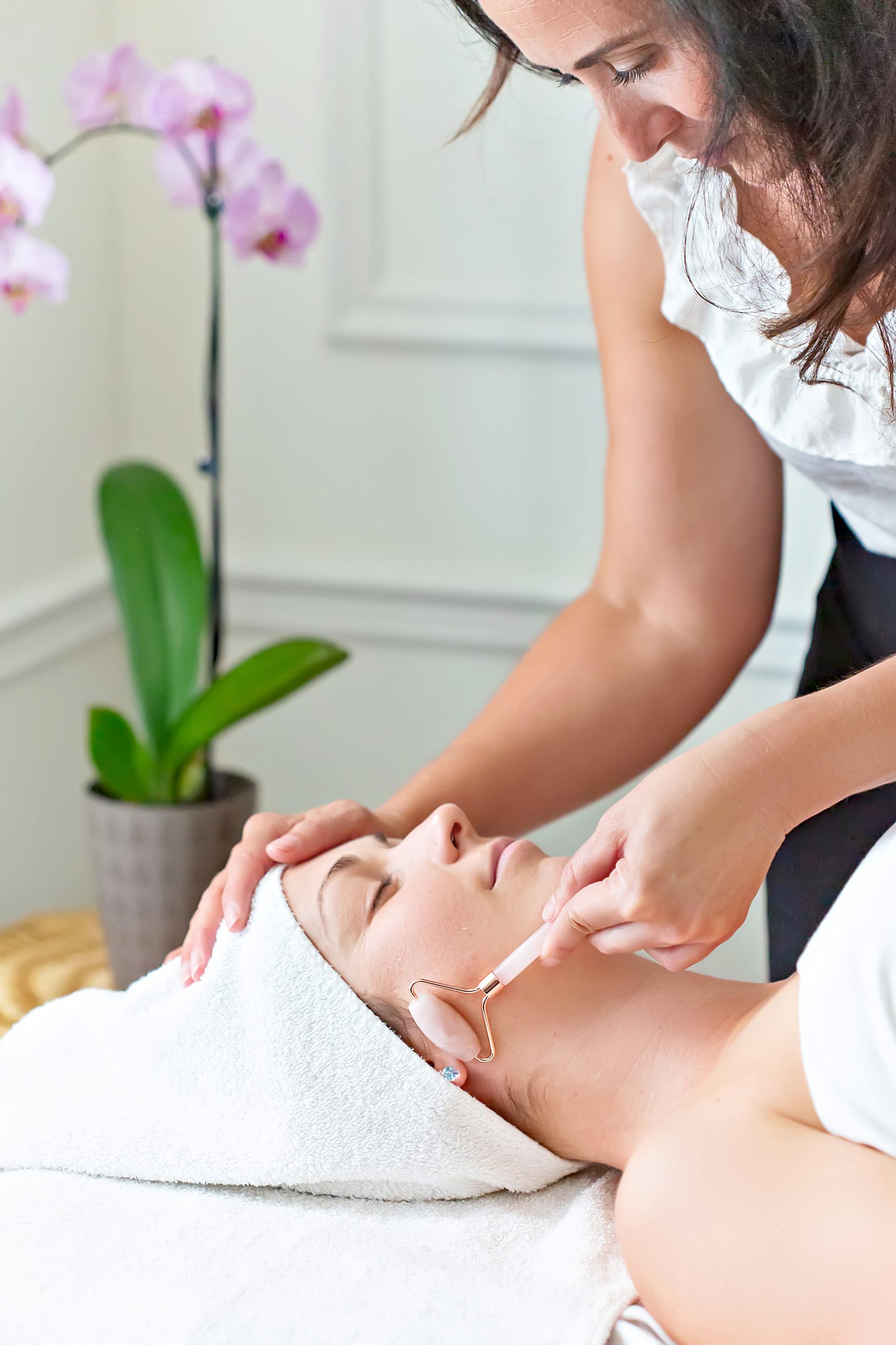 massage therapist using a crystal face roller